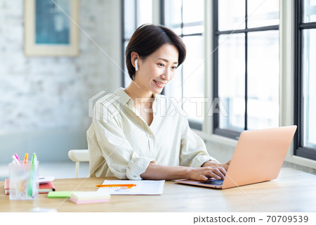 遠程辦公的年輕女子 70709539