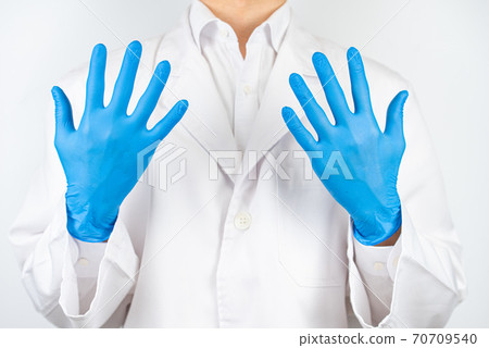 醫生戴著藍色乳膠手套 70709540