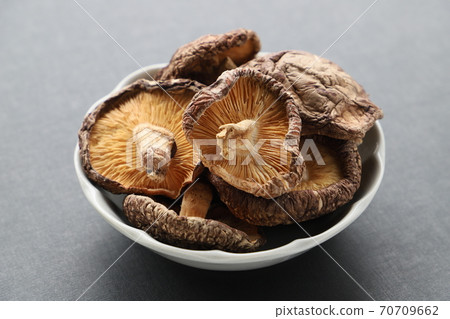 Log dried shiitake mushrooms (Kashin) 70709662