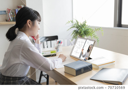 高中女生在家上遠程課 70710569