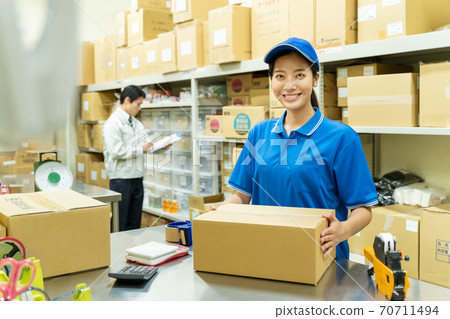 包裝在倉庫裡的年輕女子 70711494