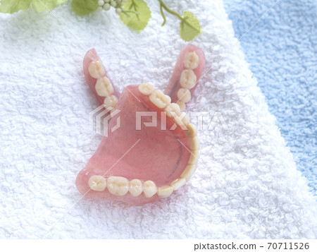 人造牙形象,全插入式牙齒口腔保健 人造牙形象,全插入式牙齒口腔保健 70711526