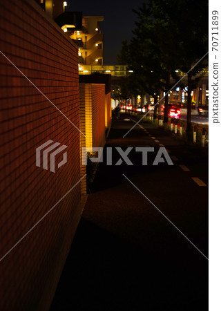 晚上人行道上的風景 70711899