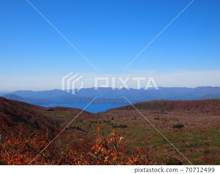 深秋秋日的秋田駒岳，橫田的山脊線的田澤湖 70712499
