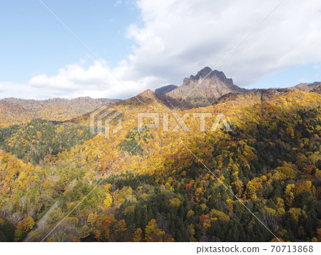 Jozankei Tengu-dake in autumn colors (aerial view) 70713868