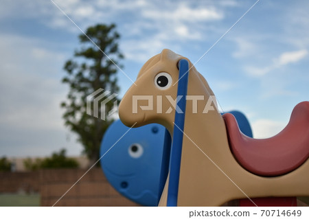 春季遊樂設備馬 70714649