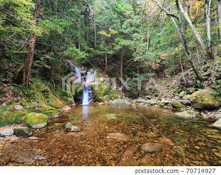 秋天的Jakujikyo Goryu瀑布 70714927