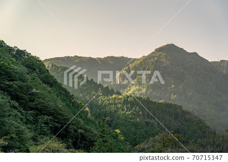 〈滋賀縣〉從琵琶湖露台眺望的山/圖像素材 〈滋賀縣〉從琵琶湖露台眺望的山/圖像素材 70715347