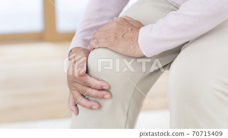 膝蓋疼痛的高級女人 膝蓋疼痛的高級女人 70715409