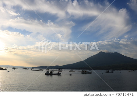 從垂水看黃昏的櫻島 從垂水看黃昏的櫻島 70715471