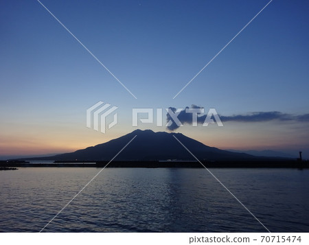 櫻島在黎明前染了靛藍 70715474