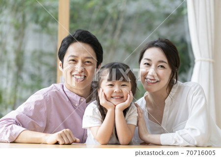 Family with a smile 70716005