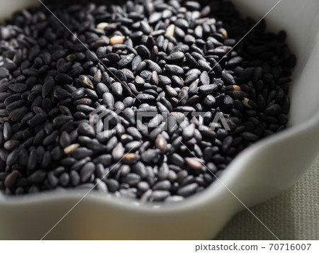 Fresh organic black sesame seeds 70716007