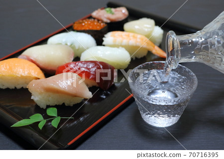  Hand-rolled sushi  70716395