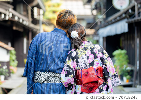 情侶在浴衣高山觀光 情侶在浴衣高山觀光 70718245