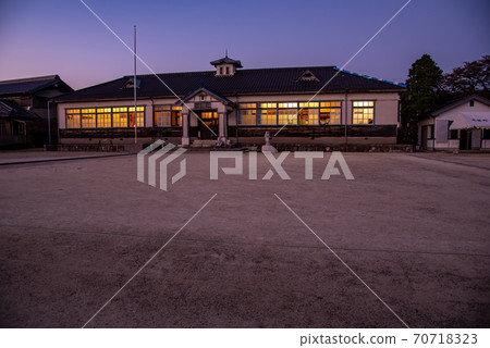 Reuse of a closed elementary school in Inabe City, Mie Prefecture Evening view of Kiririnkan on the day of the event Reuse of a closed elementary school in Inabe City, Mie Prefecture Evening view of Kiririnkan on the day of the event 70718323