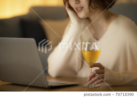 Online drinking party video call 70718390