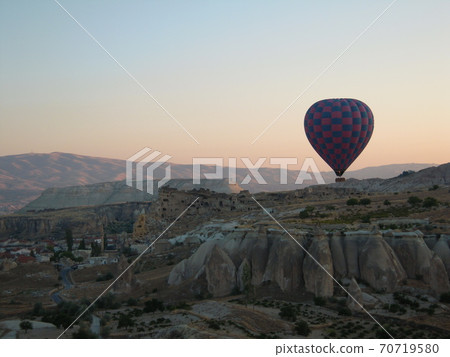 清晨的卡帕多奇亞城市景觀和氣球 70719580