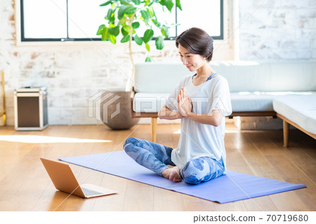 中年女人在家做在線瑜伽 70719680
