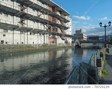 Otaru Kita Canal and the former Hokkai Can Warehouse Co., Ltd., a historic building Otaru Kita Canal and the former Hokkai Can Warehouse Co., Ltd., a historic building 70720120