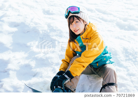 A woman who snowboards A woman who snowboards 70721869
