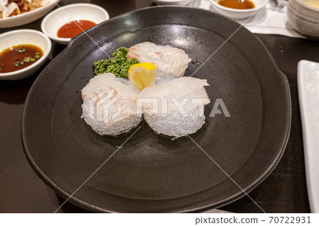 sashimi sashimi 70722931