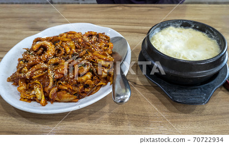 Stir-fried octopus and egg soup 70722934