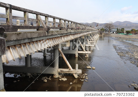 在京都嵐山的渡月橋 在京都嵐山的渡月橋 70723302