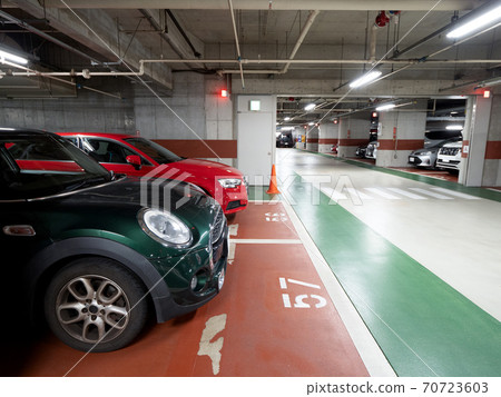 Underground carpark 70723603