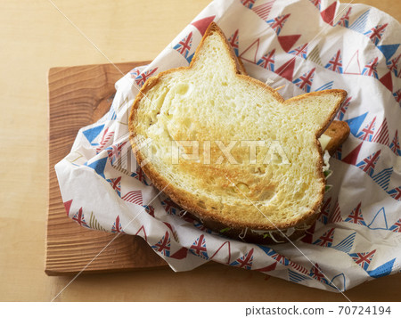 A cute sandwich using cat bread A cute sandwich using cat bread 70724194