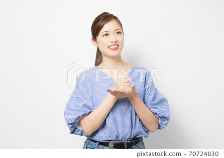 Convincing young woman Convincing young woman 70724830