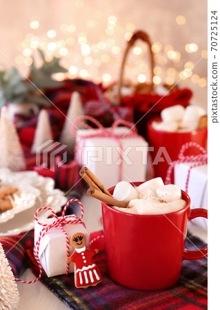 棉花糖熱飲料和聖誕餅乾 70725124