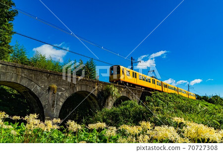 Train running on the glasses bridge 70727308