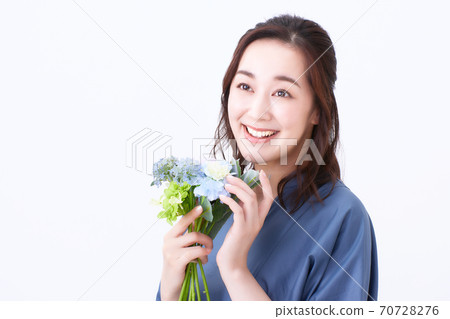 Beauty smile, female in her 30s 70728276