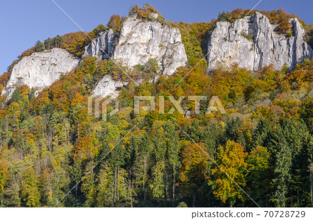 Hausener Zinnen in the autumnal Danube Valley, Hausen im Tal, Upper Danube Valley, Baden-Wuerttemberg, Germany 70728729