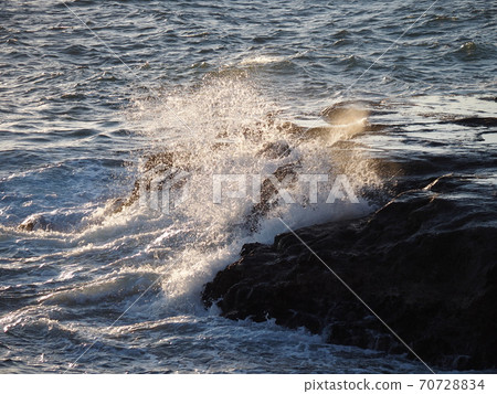 洶湧的海浪襲擊了岸邊 洶湧的海浪襲擊了岸邊 70728834