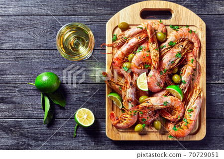 Jumbo shrimps with lime, parsley, minced garlic Jumbo shrimps with lime, parsley, minced garlic 70729051