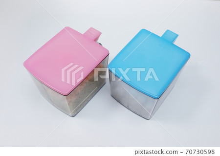 塑料容器中的糖和鹽 塑料容器中的糖和鹽 70730598