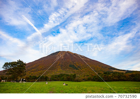 大山在蔚藍的天空中閃耀 大山在蔚藍的天空中閃耀 70732590