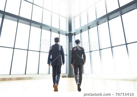 一個走的商人的背面圖 70733410