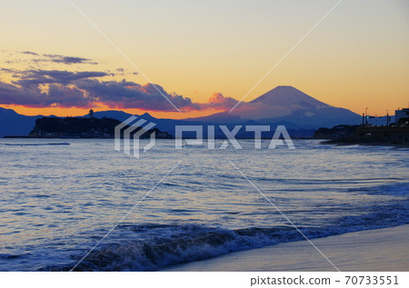 江之島和富士山從稻村長崎的夜景 江之島和富士山從稻村長崎的夜景 70733551