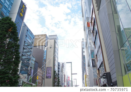 東京銀座四丁目的風光，其中包括老字號的Toraya 70735971