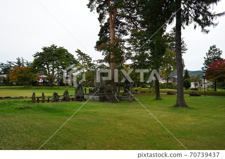 Tonogo Hachimangu Shrine where the autumn leaves have begun 70739437