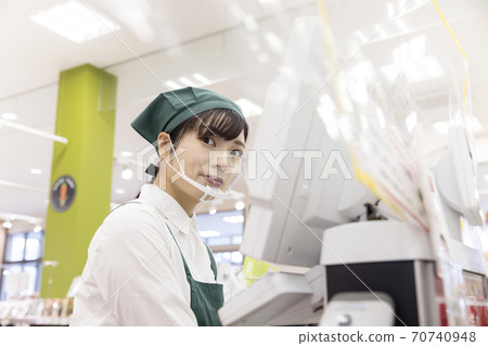 一名在超市收銀台工作的女員工採取了防感染措施 一名在超市收銀台工作的女員工採取了防感染措施 70740948