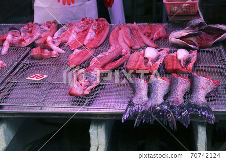 Fish sold at the market in the North Point of Hong Kong Island. There are many unfamiliar fish in Japan. The way to cut is unique. 70742124