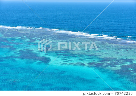 Emerald blue from the triangulation station on Irabu Island in Miyakojima Emerald blue from the triangulation station on Irabu Island in Miyakojima 70742253