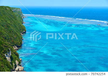 Emerald blue from the triangulation station on Irabu Island in Miyakojima Emerald blue from the triangulation station on Irabu Island in Miyakojima 70742254