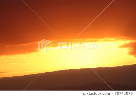 秋天的黃昏：山上的日落：茜天空：大阪府 70743076