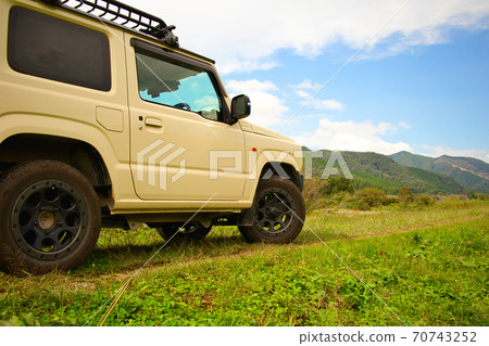 使用四輪驅動的輕型車輛越野行駛。 70743252