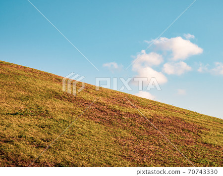 自然景觀 藍天白雲下的草原山丘背景素材 照片素材 圖片 圖庫